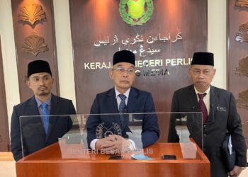 MOHD. Shukri Ramli (dua dari kanan) selepas mesyuarat Exco di Kompleks DUN, Kangar, Perlis, hari ini. -UTUSAN/ASYRAF MUHAMMAD