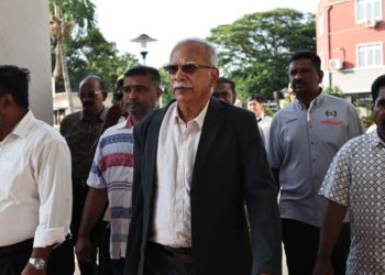 P. RAMASAMY (tengah) ketika tiba di Mahkamah Sesyen Butterworth, Pulau Pinang hari ini.-UTUSAN/IQBAL HAMDAN