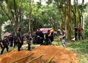 KERANDA jasad mendiang Nurit Pandak dibawa ke Tanah Perkuburan Orang Asli Kampung Batu Berangkai, Kampar untuk disemadikan hari ini. - UTUSAN/ MEGAT LUTFI MEGAT RAHIM