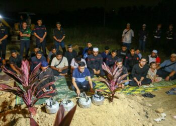 JENAZAH Allahyarham Sarjan Mohd. Roslan Abd. Rahim dikebumikan di Tanah Perkuburan Islam Taman Meru di Ipoh hari ini. - UTUSAN/MUHAMAD NAZREEN SYAH MUSTHAFA