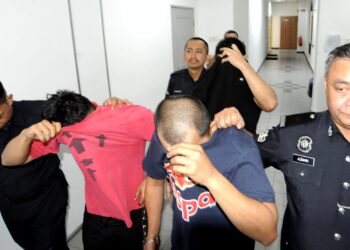 SAMSUL Muarif M. Padal (baju biru), Mozlani Tukimon (baju merah) dan Muhammad Ahnaf Ab. Rahman (baju hitam) didakwa atas tuduhan memukul secara beramai-ramai seorang vokalis kumpulan muzik skinhead di Mahkamah Majistret Johor Bahru.-UTUSAN/RAJA JAAFAR ALI