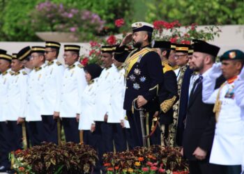 TUNKU Mahkota Ismail menerima tabik hormat semasa memeriksa perbarisan sebelum merasmikan Pembukaan Penggal Persidangan Keempat Dewan Undangan Negeri Johor Ke-15 di Bangunan Sultan Ismail, Kota Iskandar.