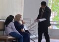 NUR Farahidayah A Rahman (tengah) bersama peguamnya, Johan Radzi (kanan) pada sebutan kes pertuduhan membenarkan anaknya yang masih di bawah umur memandu kenderaan.-UTUSAN/NOR SHAFAWATI YUP