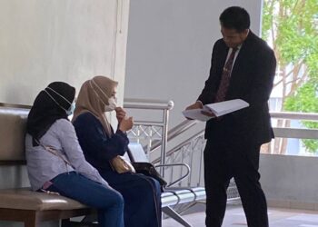 NUR Farahidayah A Rahman (tengah) bersama peguamnya, Johan Radzi (kanan) pada sebutan kes pertuduhan membenarkan anaknya yang masih di bawah umur memandu kenderaan.-UTUSAN/NOR SHAFAWATI YUP