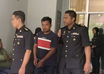 MOHD. Hakkim Mohd. Fadzil  (tengah)  didakwa di Mahkamah Majistret Seremban  hari ini atas pertuduhan gagal mematuhi award perintah Tribunal Tuntutan Pengguna Malaysia (TTPM) untuk membayar tuntutan berjumlah RM10,000 pada Oktober tahun lalu.-UTUSAN/ NOR SHAFAWATI YUP