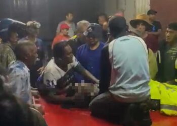 MANGSA dibawa naik ke jeti selepas dipercayai dipanah petie dalam kejadian di pesisir Pantai Kuala Sungai Padang, Simpang Empat, Perlis, semalam.-UTUSAN
