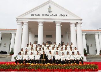 TUN RAMLI Ngah Talib (tengah) bergambar bersama ADUN-ADUN Pulau Pinang selepas merasmikan mesyuarat pertama penggal ketiga Sidang Dewan Undangan Negeri (DUN) Pulau Pinang di Bangunan DUN Pulau Pinang, George Town, Pulau Pinang.