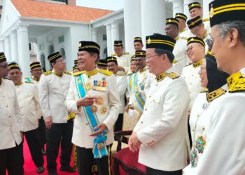 TUN RAMLI Ngah Talib (tengah) beramah mesra dengan pimpinan kerajaan negeri Pulau Pinang selepas merasmikan mesyuarat pertama penggal ketiga Sidang Dewan Undangan Negeri (DUN) Pulau Pinang di Bangunan DUN Pulau Pinang, George Town, Pulau Pinang.