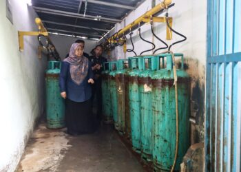 DR. Fuziah Salleh ketika turut-serta dalam pemeriksaan KPDN terhadap premis-premis perniagaan yang menjalankan perkhidmatan cucian untuk hospital dan hotel dengan menggunakan LPG di sekitar Seberang Perai, Pulau Pinang hari ini.-UTUSAN/IQBAL HAMDAN