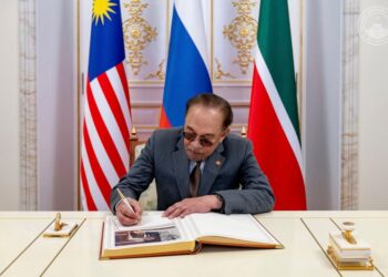ANWAR Ibrahim ketika mengadakan pertemuan dengan Ketua Republik Tatarstan, Rustam Minnikhanov.