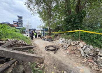 ANGGOTA Jabatan Alam Sekitar Johor menahan tiga individu berkaitan pelupusan haram buang terjadual di kawasan perindustrian Pasir Gudang, Johor, kelmarin.