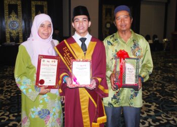 MUHAMMAD Ridhwan Faizul Azmey bersamai bapa, Faizul Azmey Borhan dan ibunya Aminiza Badarudin selepas menerima Anugerah Ulu Albab pada Majlis Graduasi Huffaz dan Apresiasi Kecemerlangan Ulul Albab 2025, Sekolah Menengah Imtiaz Ulul Albab Melaka hari ini. UTUSAN/AMRAN MULUP