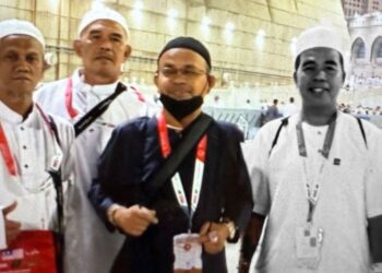 ALLAHYARHAM Abdullah Mat (kanan) sempat bergambar bersama tiga rakan sebiliknya sebelum dia rebah ketika melakukan tawaf sunat di Masjidil Haram, Mekah semalam.