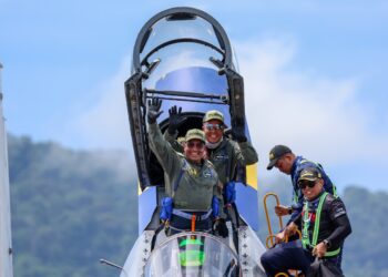 MOHD. Asghar Khan Goriman Khan (kiri) disertai Kolonel Mohd. Norazan Othman (belakang) melambai tangan ke arah penonton selepas menerbangkan pesawat pejuang Sukhoi Su-30MKM (M52-16) yang menampilkan livery ikonik Bendera Malaysia pada Pameran Antarabangsa Maritim dan Aeroangkasa Langkawi 2025 (LIMA'25) di Pusat Pameran Antarabangsa Mahsuri (MIEC) Langkawi hari ini. UTUSAN/FARIZ RUSADIO