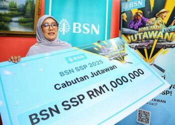 AZIZAH Kamarudin menerima replika cek pada Majlis Penyampaian Replika Cek Jutawan BSN SSP ke-111, di Seremban hari ini. - UTUSAN/MOHD. SHAHJEHAN MAAMIN