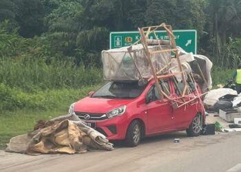 SEBUAH kereta Perodua Axia Merah yang tular membawa muatan secara berbahaya termasuk di atas bumbung di Jalan Dengkil-Banting, Selangor, semalam.