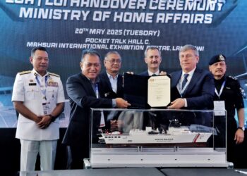SHAMSUL Anuar Nasarah (tengah) menyaksikan pemeteraian perolehan Kapal Multi-Purpose Mission Ship (MPMS) daripada Desan Shipyard bernilai RM300 juta pada LIMA’25 di Langkawi.