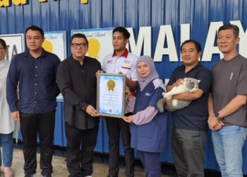 CHEW (tiga dari kiri) ketika menerima sijil pengiktirafan MBOR elepas berjaya mengembiri sebanyak 202 ekor kucing dalam tempoh masa 24 jam di Paya Rumput, Melaka, semalam. UTUSAN/AMRAN ALI