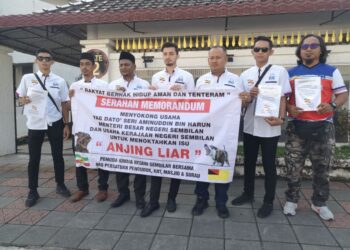 SYED Alwi Syed Jaafar (tiga dari kiri) bersama ahli Pemuda Kimma Negeri Sembilan menyatakan sokongan atas usaha kerajaan Negeri Sembilan dalam menangani isu anjing liar.-UTUSAN /NUR SHARIEZA ISMAIL