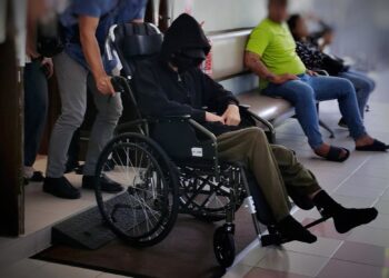 PEMANDU Honda Jazz berkerusi roda hadir pada prosiding sebutan semula kes di Mahkamah Majistret Seremban hari ini berhubung pertuduhan menyebabkan kematian tiga remaja lelaki dan tidak memilik lesen memandu pada Mac lalu.-UTUSAN/MOHD. SHAHJEHAN MAAMIN
