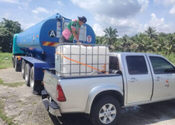 RANHILL SAJ membekalkan air bersih menggunakan lori tangki kepada penduduk yang terjejas akibat gangguan bekalan di sekitar Johor Bahru.