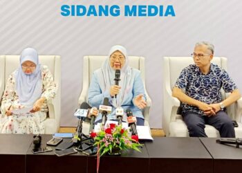 FUZIAH Salleh (tengah) bersama Fahmi Fadzil dan Zaliha Mustafa pada sidang akhbar sempena Kongres Nasional PKR 2024/2025 di Pusat Konvensyen Antarabangsa Persada Johor, Johor Bahru, Johor.-UTUSAN/BAAZLAN IBRAHIM