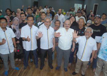 SHAMSUL Iskandar Mohd. Akin bergambar kenangan bersama pihak pengurusan SPNB dan pemohon baharu Rumah Mesra Rakyat 2025 di Bukit Serindit, Melaka. UTUSAN/AMRAN MULUP