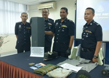 MUHAMAD  Mustafah Hussin menunjukkan tabung besi masjid yang dipercayai dilarikan oleh kedua-dua suspek bersama barang-barang yang digunakan untuk melakukan jenayah tersebut pada sidang akhbar di Kuala Pilah hari ini.UTUSAN/NOR SHAFIQAH MOHD GHAZALI