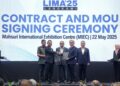 MOHAMED Khaled Nordin (tengah) menyaksikan pertukaran MoU antara Kementerian Pertahanan dan Boustech mengenai kerjasama strategik program komunikasi ATM di Pusat Pameran Antarabangsa Mahsuri (MIEC) di Langkawi. UTUSAN/ FARIZ RUSADIO
