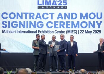 MOHAMED Khaled Nordin (tengah) menyaksikan pertukaran MoU antara Kementerian Pertahanan dan Boustech mengenai kerjasama strategik program komunikasi ATM di Pusat Pameran Antarabangsa Mahsuri (MIEC) di Langkawi. UTUSAN/ FARIZ RUSADIO