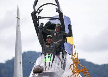 MOHD. Asghar Khan Goriman Khan (depan) menerbangkan Sukhoi Su-30MKM bersama Komander Pangkalan Udara Gong Kedak, Kolonel Mohd. Norazan Othman pada LIMA'25 di Langkawi. -UTUSAN/SHAHIR NOORDIN