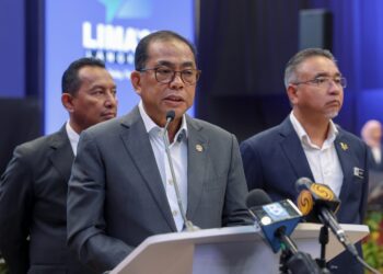 MOHAMED Khaled Nordin pada sidang akhbar selepas menyaksikan Majlis Menandatangani dan Serahan Kontrak Perolehan, LOI dan MoU sempena LIMA’25 di Pusat Pameran Antarabangsa Mahsuri (MIEC) di Langkawi. UTUSAN/ FARIZ RUSADIO