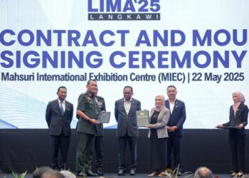 MOHAMED Khaled Nordin (tengah) menyaksikan pertukaran dokumen antara Arman Rumaizi Ahmad yang mewakili UPNM dan Pengarah Prisma Khas, Hazimah Haidar pada Majlis Menandatangani dan Penyerahan Kontrak, LOI dan MoU sempena LIMA'25 di Pusat Pameran Antarabangsa Mahsuri (MIEC), Langkawi. -UTUSAN/ FARIZ RUSADIO