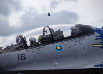 MOHD. Norazan Othman menerbangkan Sukhoi Su-30MKM bersama Mohd. Asghar Khan Goriman Khan pada LIMA'25 di Langkawi baru-baru ini -UTUSAN/SHAHIR NOORDIN