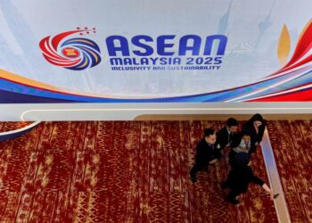 SUASANA sekitar Pusat Konvensyen Kuala Lumpur (KLCC) lokasi berlangsungnya Sidang Kemuncak ASEAN ke-46 yang bermula hari ini-UTUSAN/SHIDDIEQIIN ZON