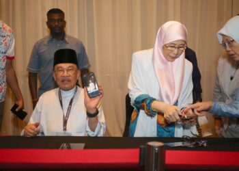 ANWAR Ibrahim  menunjukkan gambarnya yang tertera pada telefon bimbit sebagai bukti mengundi sempena Kongres Nasional PKR 2025 di Johor Bahru, Johor hari ini.-UTUSAN/RAJA JAAFAR ALI.