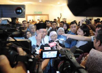 ANWAR Ibrahim ditemui pemberita selepas mengundi secara dalam talian pada Kongres Nasional PKR 2025 di Johor Bahru hari ini-UTUSAN/RAJA JAAFAR ALI