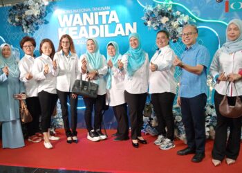 FAHMI Fadzil (dua dari kanan) bergambar bersama perwakilan wanita PKR yang menghadiri Kongres Wanita Keadilan di Pusat Konvensyen Danga Bay, Johor Bahru.