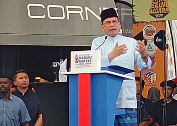 ANWAR Ibrahim merasmikan Program Madani Rakyat 2025 di pusat beli-belah Toppen, Johor Bahru.