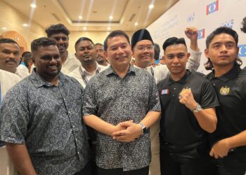 RAFIZI Ramli (tengah) diiringi penyokongnya mengundi pada Pemilihan PKR di Hotel Berjaya Waterfront, Johor Bahru hari ini.