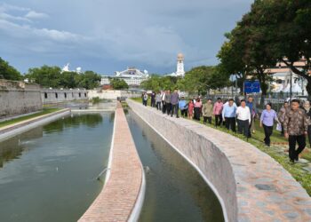 CHOW Kon Yeow (berbaju putih) bersama beberapa Exco Kerajaan Negeri Pulau Pinang dan pegawai yang berkenaan ketika mengadakan lawatan kerja ke Fort Cornwallis di George Town, Pulau Pinang.