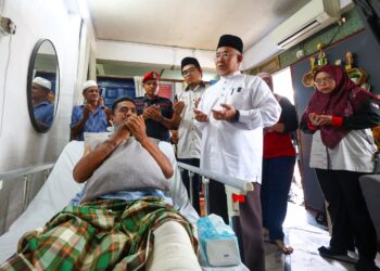 ZAMRI Hashim menziarahi Sarjan Mohd Parih Ali  di Kuarters Unit 5 FRU Sungai Senam, Ipoh hari ini. - UTUSAN/MUHAMAD NAZREEN SYAH MUSTHAFA