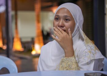 SITI Suriani Wahiddin atau lebih dikenali Siti Jamumall ketika ditemuramah pada majlis doa selamat di Masjid Setia Alam, semalam.-UTUSAN/SADDAM YUSOFF