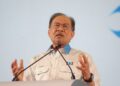 ANWAR Ibrahim berucap pada sesi penggulungan pada Kongres Nasional PKR di Pusat Konvensyen Antarabangsa Persada Johor, Johor Bahru, Johor. - UTUSAN/RAJA JAAFAR ALI