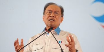 ANWAR Ibrahim berucap pada sesi penggulungan pada Kongres Nasional PKR di Pusat Konvensyen Antarabangsa Persada Johor, Johor Bahru, Johor. - UTUSAN/RAJA JAAFAR ALI