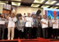 ANWAR Ibrahim bersama barisan Majlis Pimpinan Pusat (MPP) PKR yang baharu menyanyikan lagu Keadilan pada hari terakhir Kongres Nasional PKR di Pusat Konvensyen Antarabangsa Persada Johor, Johor Bahru, Johor.