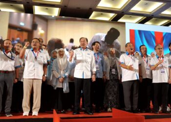ANWAR Ibrahim bersama barisan Majlis Pimpinan Pusat (PKR) yang baharu menyanyikan lagu Keadilan pada hari terakhir Kongres Nasional PKR di Pusat Konvensyen Antarabangsa Persada Johor, Johor Bahru, Johor.