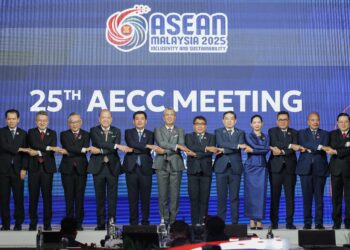 KUALA LUMPUR 25 Mei 2025 - Menteri Pelaburan, Perdagangan dan Industri, Datuk Seri Tengku Zafrul Tengku Abdul Aziz bergambar bersama delegasi ketika Mesyuarat Asean Economic Community Council (AECC)  ke-25 sempena Sidang Kemuncak ASEAN ke-46 dan GCC, di Pusat Konvensyen Kuala Lumpur, di sini hari ini. Foto: SHIDDIEQIIN ZON