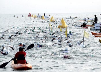 PESERTA kejohanan Ironman 70.3 Desaru Coast memulakan disiplin renangan sejauh 1.9 kilometer di Desaru Coast, Kota Tinggi, Johor hari ini.-UTUSAN/RAJA JAAFAR ALI.