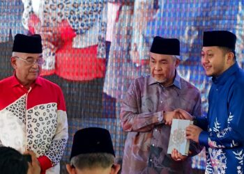 PENGERUSI Yayasan DMDI, Datuk Mohd. Ridhwan Mohd Ali menyempurnakan simbolik penghargaan dengan menyampaikan senaskah al-Quran kepada Ahmad Zahid di Majlis Perasmian Kompleks Dakwah DMDI dan Pusat Tahfiz Yayasan DMDI di Kampung Tersusun DMDI, Bukit Senggeh, Selandar, Melaka hari ini.-UTUSAN/AMRAN ALI.